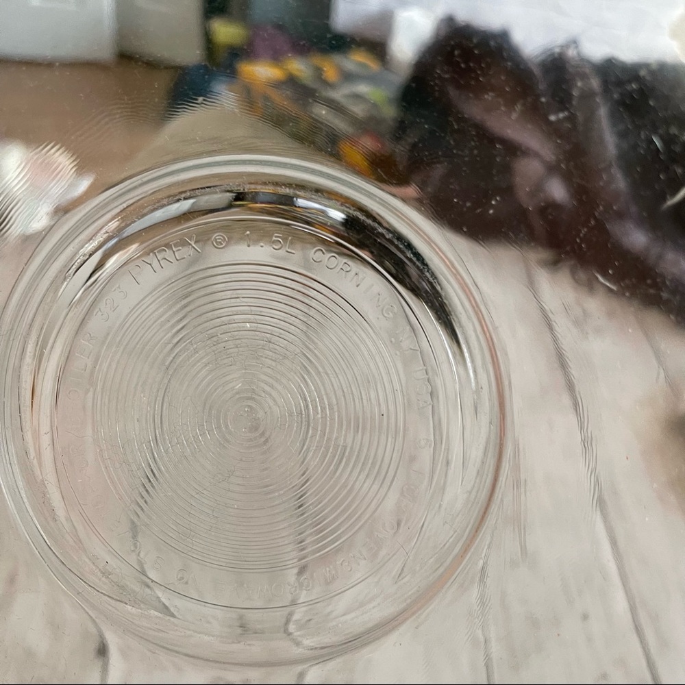 PREOWNED VINTAGE PYREX CLEAR FLORAL MIXING BOWL 1.5L GLASS - Picture 6 of 8